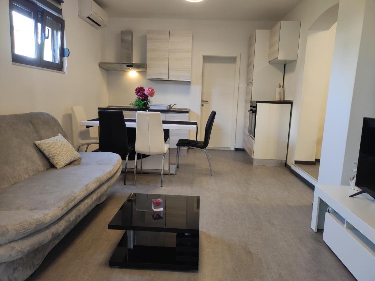 Viktor Rooms And Apartments Rovinj Exterior photo