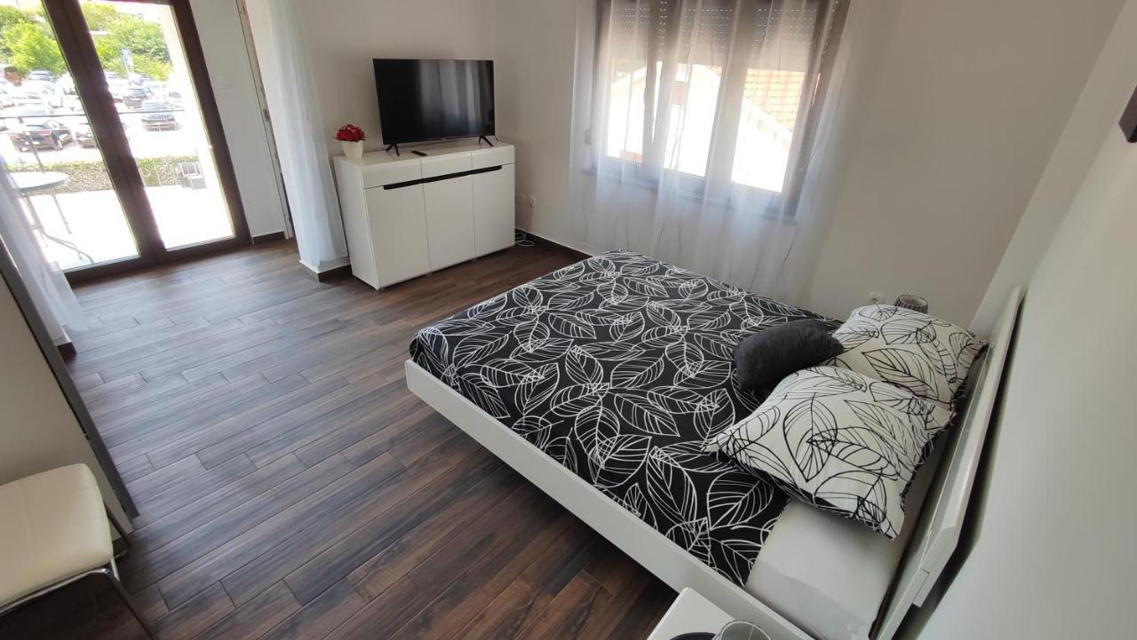 Viktor Rooms And Apartments Rovinj Exterior photo
